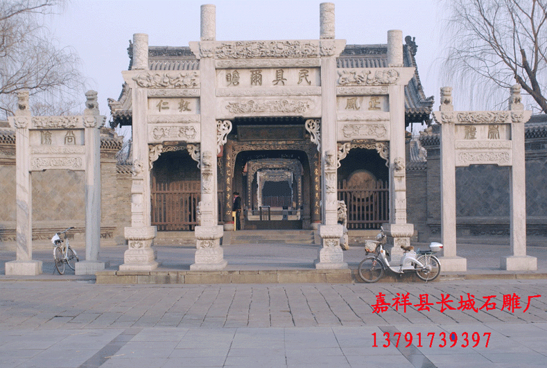 一字排開(kāi)的三座石雕牌坊樣式