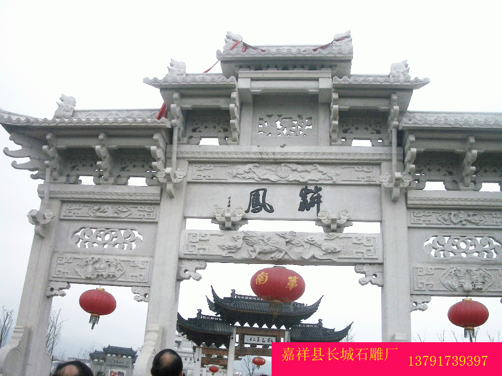 在安徽青陽縣，九華鄉(xiāng)柯村嘉靖己丑科進士、福建布政司參議柯喬的住宅前建有四柱三間三門石雕牌坊，等等。