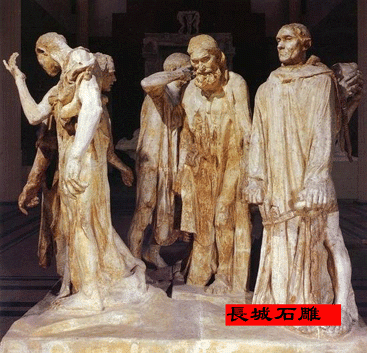 羅丹的石雕格外注重光影、明暗效果?！都尤R義民》那滿珊緩行的腿部和垂及地面的裝裝式的大麻衣，形成了大塊面的深暗陰影，既具有渾厚的體量，又襯托了凸顯心理、個性的表情與手勢。