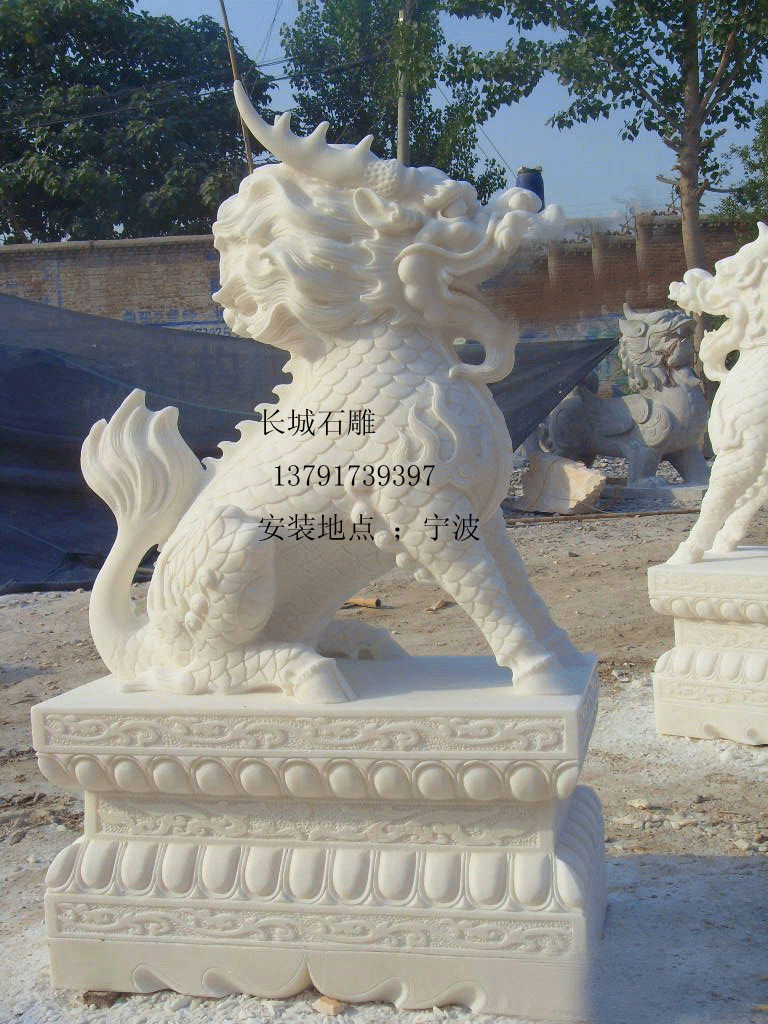 石雕麒麟高1.89米，寬0.8米長(zhǎng)1.2米 雕工精細(xì)，作品傳神。石麒麟雕刻中的精品