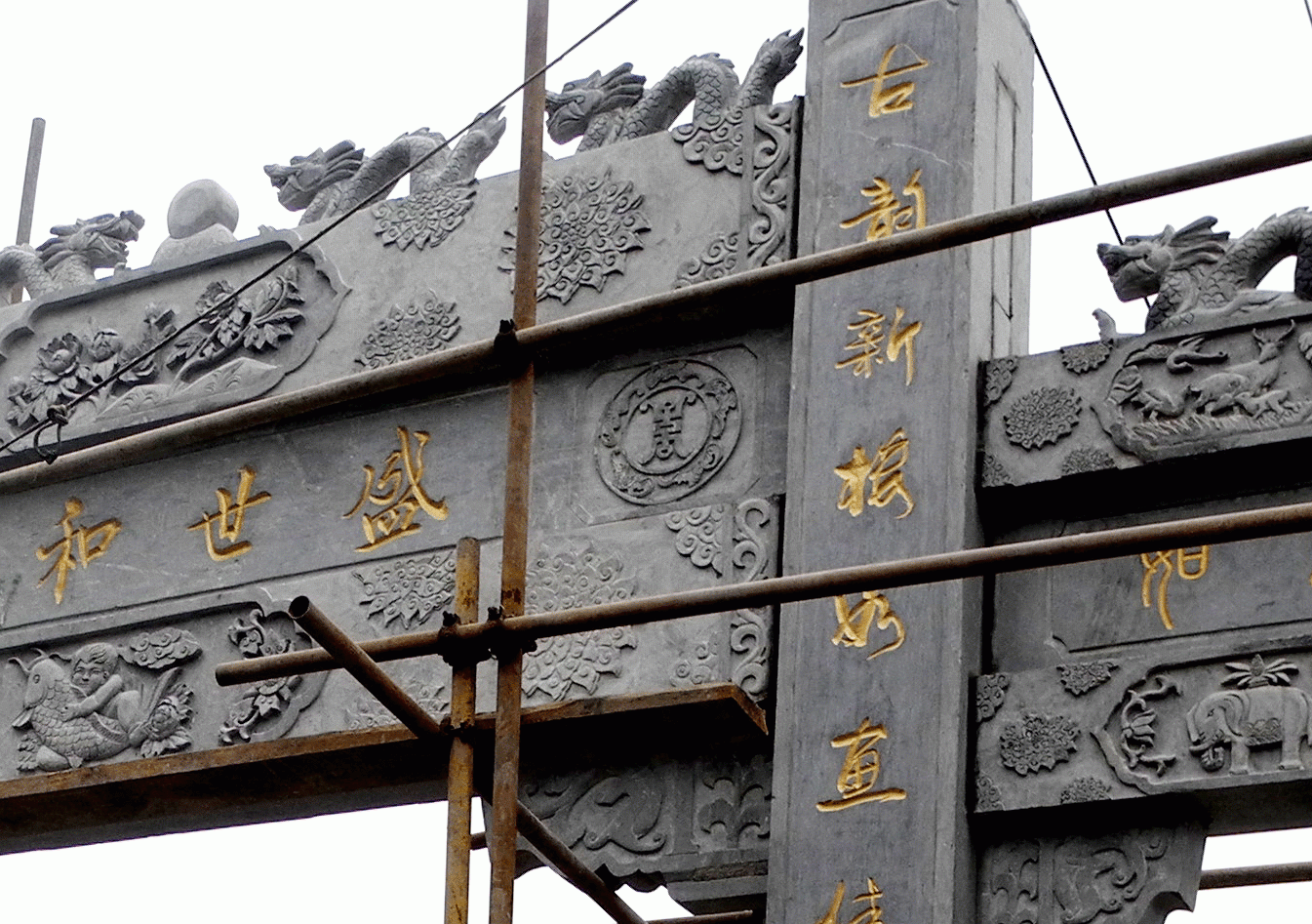 石雕牌坊雕刻的圖案有，中間雕刻的是娃娃抱魚、富貴牡丹浮雕，橫聯(lián)是錦繡六龍和盛世和諧兩邊雕刻的是五福捧壽浮雕，小門上雕刻的是吉祥如意，石雕大象和如意組成的吉祥如意圖案，小門橫梁最上面雕刻的是鹿鶴同春吉祥浮雕。