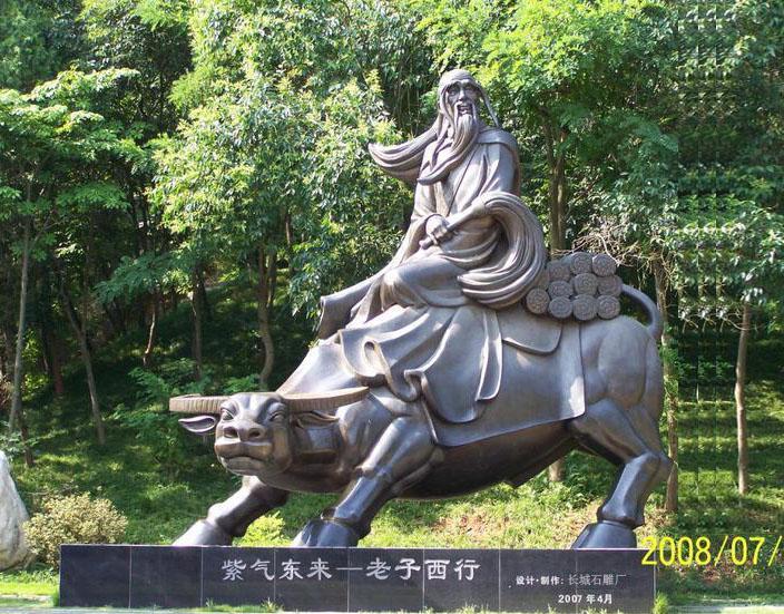 石雕老子像，這尊老子雕塑作品高兩米多，造型突出了老子的思想境界