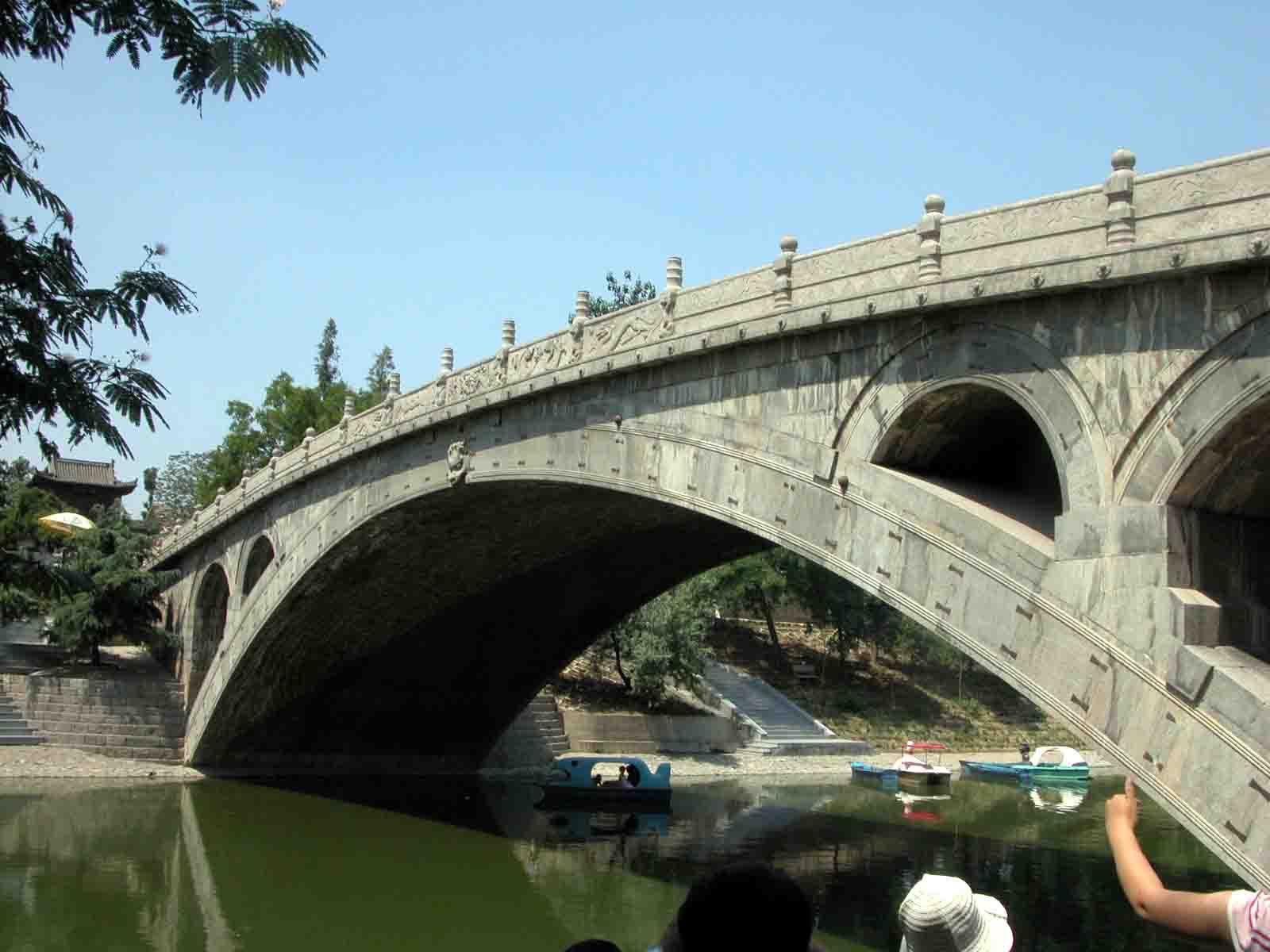 趙州橋的雕刻藝術(shù) 趙州橋入選中國世界紀(jì)錄協(xié)會(huì)世界最早的敞肩石拱橋,創(chuàng)造了世界之最。被譽(yù)為“華北四寶之一”。