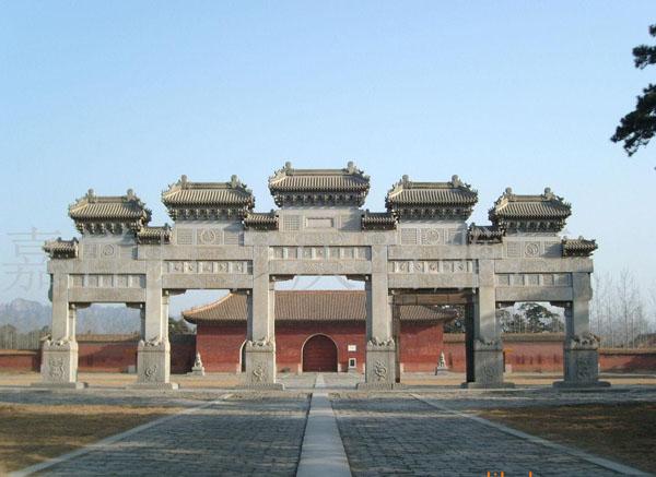 這座石牌坊顯示出了皇權(quán)的象征，顯得多么的威武霸氣。