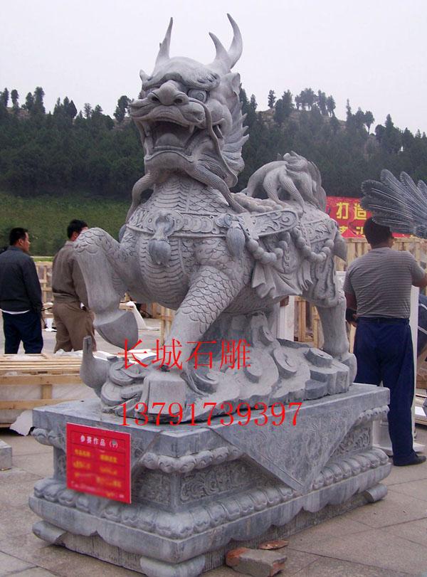 石雕麒麟雕刻工藝精美，有吉祥聚財?shù)淖饔?，也可以化煞。適合安裝在大門口。