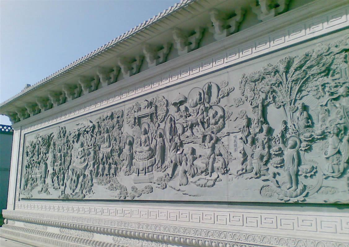 古代的寺廟雕刻往往是以民間藝術(shù)的主趨勢(shì)作為基礎(chǔ)，同時(shí)配合當(dāng)代的政治形勢(shì)需要而偽造太平,因此寺廟雕刻的作品們往往給人一種謙和、寬容的美感。