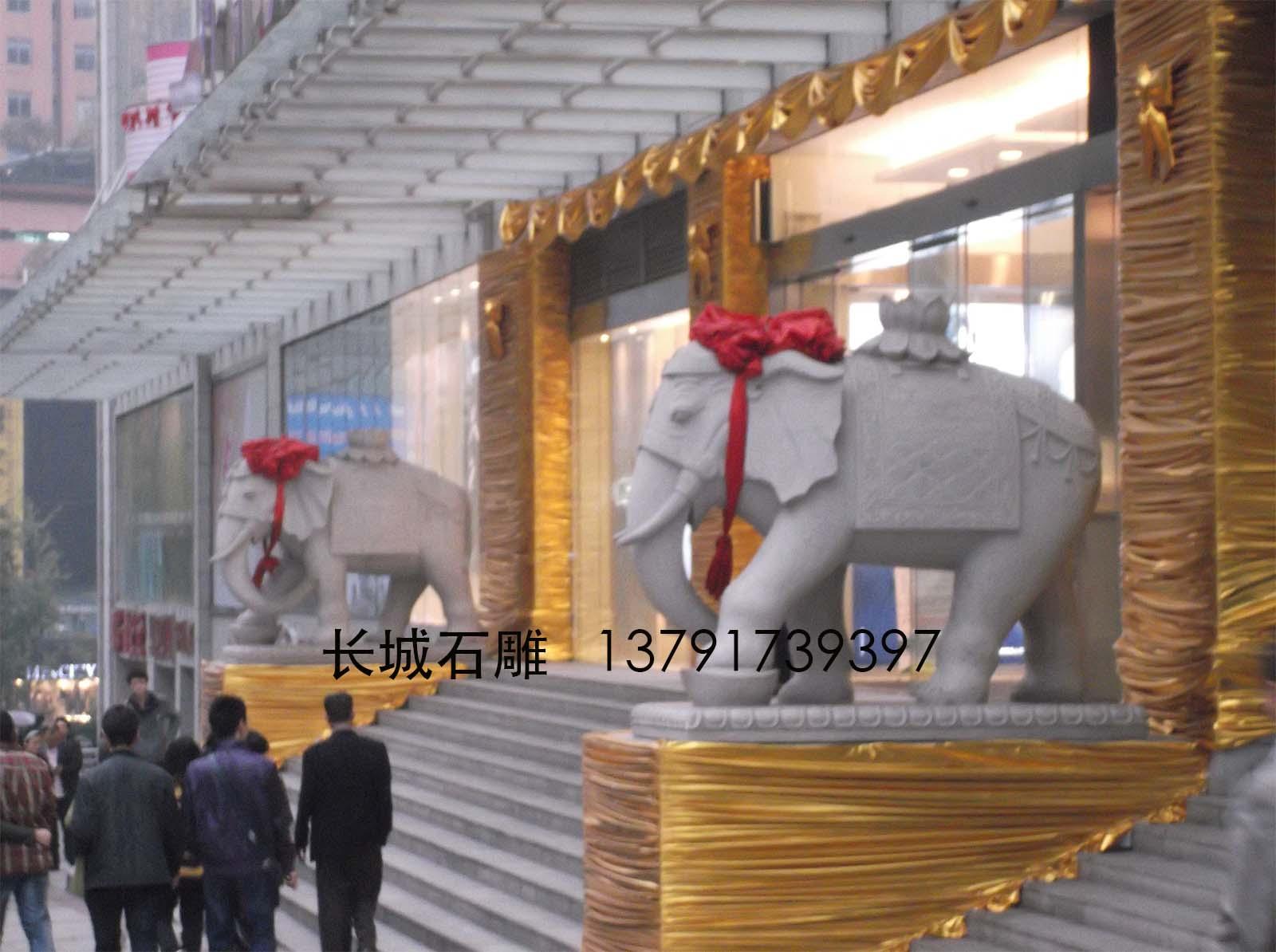 石雕大象擺放在酒店的門(mén)口可以招財(cái)