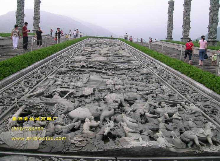 漢代雕刻造型的整體特點(diǎn)和精神氣質(zhì),藝術(shù)特點(diǎn),注重寫(xiě)意性,神態(tài)表現(xiàn)漢代雕塑在表現(xiàn)對(duì)象的時(shí)候,主要是運(yùn)用寫(xiě)意手法,強(qiáng)調(diào)每個(gè)事物的意象味道的表達(dá),追求事物的本質(zhì),而不是追求事物外表。