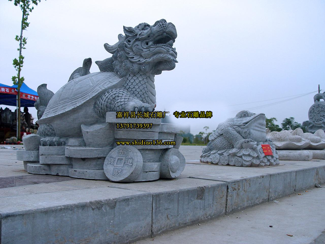 三足石雕金蟾。金蟾要形象生動，金蟾---有特殊的形態(tài)。