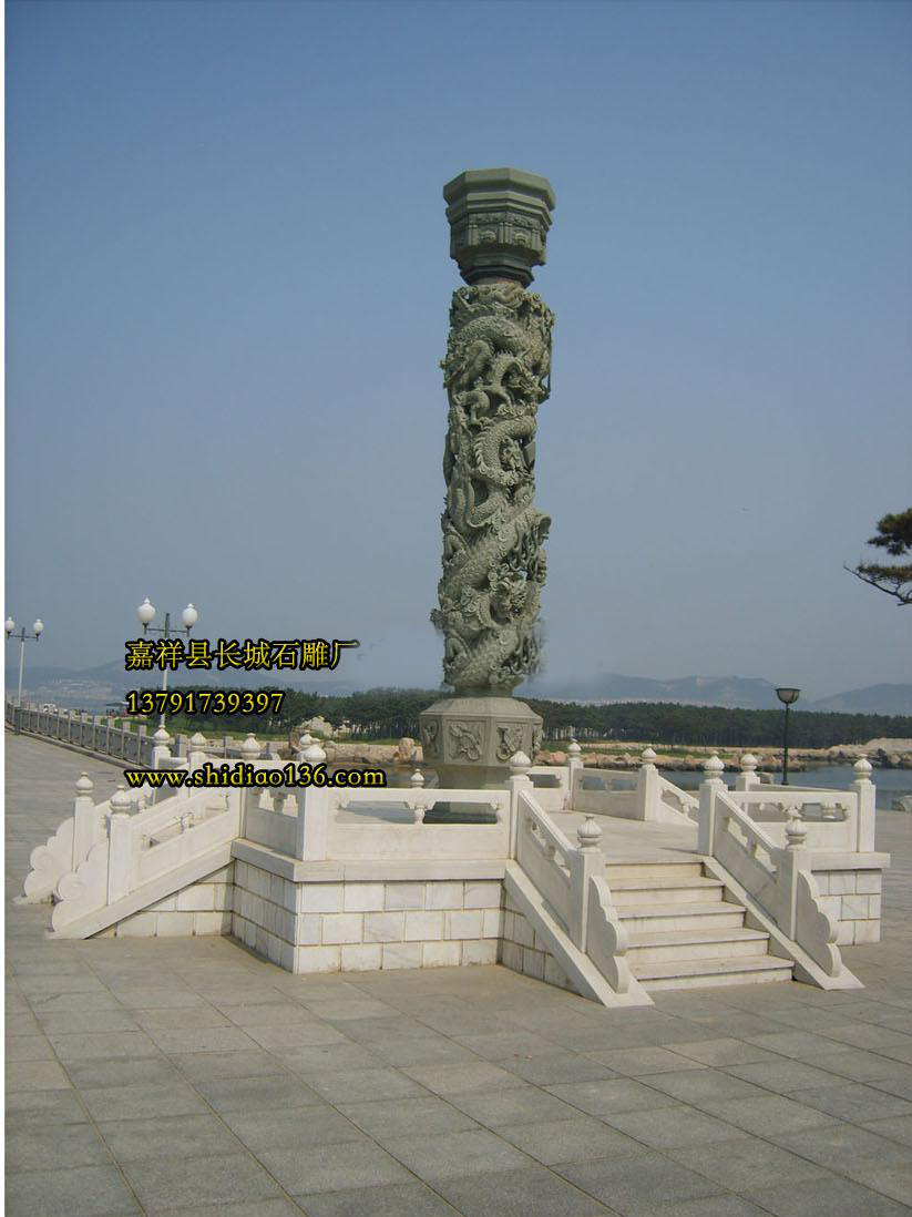 石雕龍柱雕刻的獨具匠心，剛勁有力，龍首鹿呈現(xiàn)了吉祥如意，他也是我國龍柱雕刻的代表，這幾根龍柱雕刻我們石雕廠花費了很大的心血，也成為了石雕龍柱雕刻的楷模。