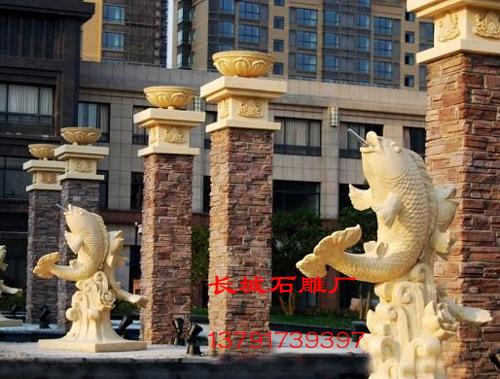 安裝在小區(qū)內的石雕鯉魚