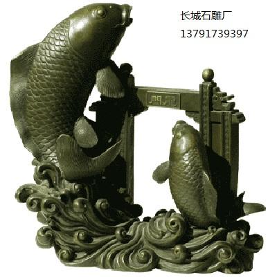 石雕魚為觀賞魚，改善環(huán)境、風水，期待改善財運，同時因“金魚”與“金玉”諧音，形成了“金玉滿堂”的吉祥圖案。
