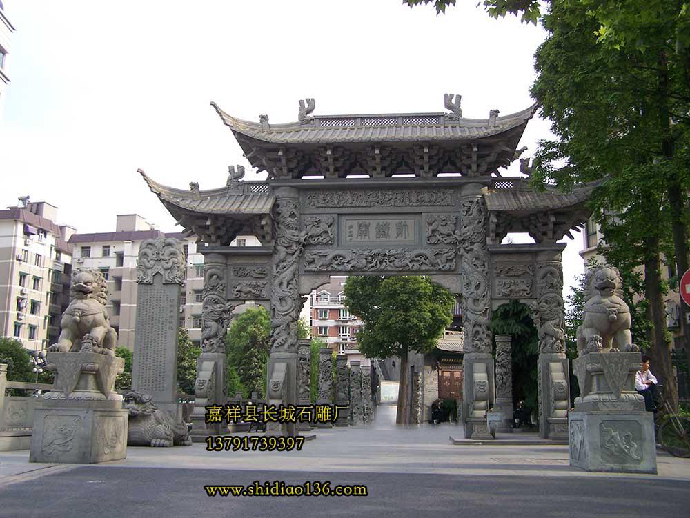 民間石牌坊的技巧性是在技術過程中，對某些規(guī)律的認識及運用這些規(guī)律的能力。它是熟練的專門化技巧包括對一定物質(zhì)材料、工具、制作方式的特征和規(guī)律的掌握和運用。