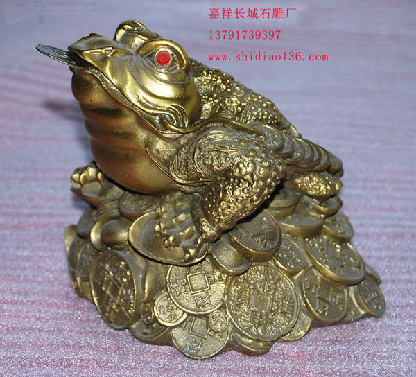 石雕金蟾所居之地，都是聚財(cái)之寶地，宅內(nèi)擺放石雕金蟾，有吸財(cái)、吐財(cái)、聚財(cái)、鎮(zhèn)財(cái)?shù)淖饔?，是?jīng)商最好最能旺財(cái)運(yùn)的吉祥物。神獸嘴銜兩串銅錢，所吐的錢便是旺財(cái)?shù)?，意?quot;招財(cái)進(jìn)寶、一本萬利"！