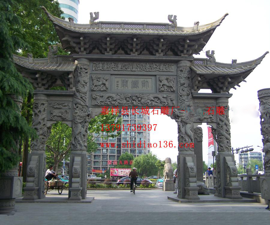 在安徽當(dāng)涂縣湖陽鎮(zhèn)大邢村的街道上.硯立著一庫二柱一間三樓、高10.63米、寬9.15的石牌坊。