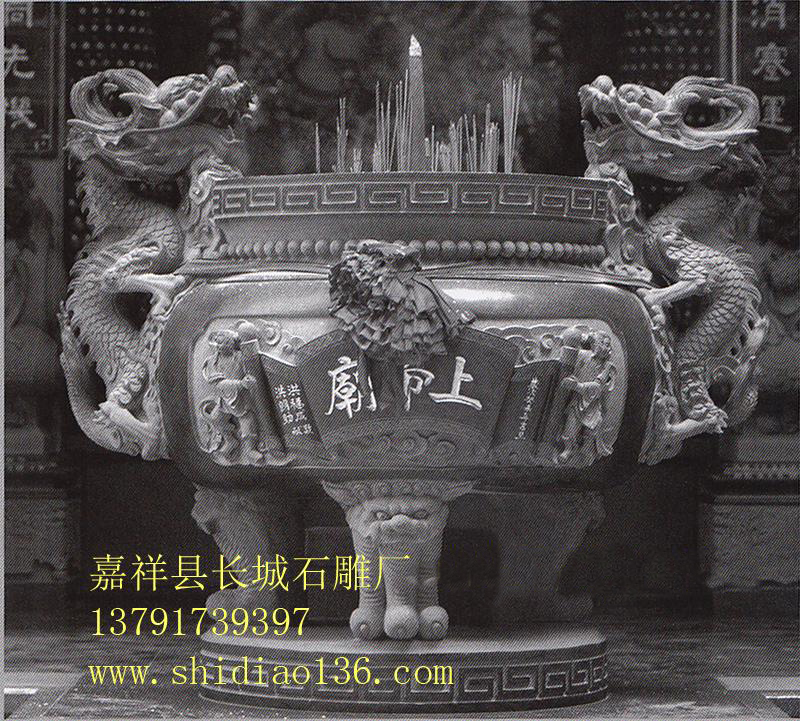 石雕香爐的用途還在于其是承接佛教香火的一個主要方式，我們通常對一座寺院的看法都是通過對香火旺不旺盛來進行的，而且在歷史的演變中，有時候它的存在就是我們佛教歷史的一個見證，它在時間的變遷中看慣了塵世的紛擾，帶我們一起領(lǐng)略佛教的深厚文化底蘊。