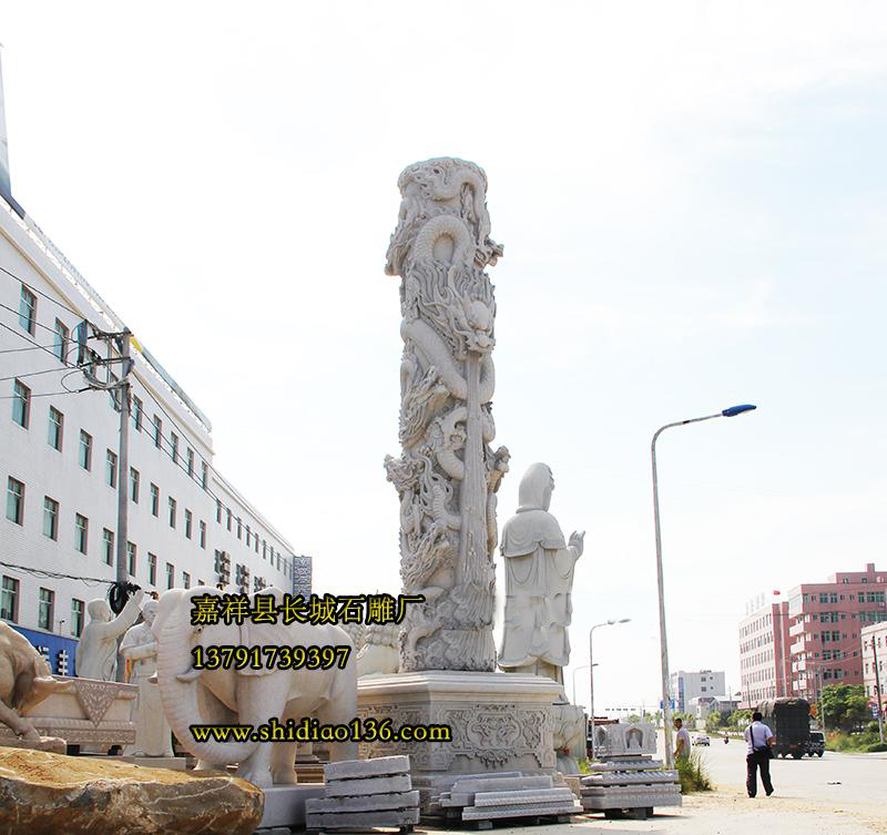 石雕龍柱的形象得益于它的威嚴(yán)，在中國的封建時代里，龍是最高權(quán)威的象征，也可以說是帝王的象征，通常也只能夠在封建王朝的皇室里面出現(xiàn)，而隨著我們現(xiàn)在社會的發(fā)展，龍也逐漸是出現(xiàn)了我們?nèi)粘５纳町?dāng)中，正是這種不可侵犯的威嚴(yán)形象賦予了龍更多的精神寄托。