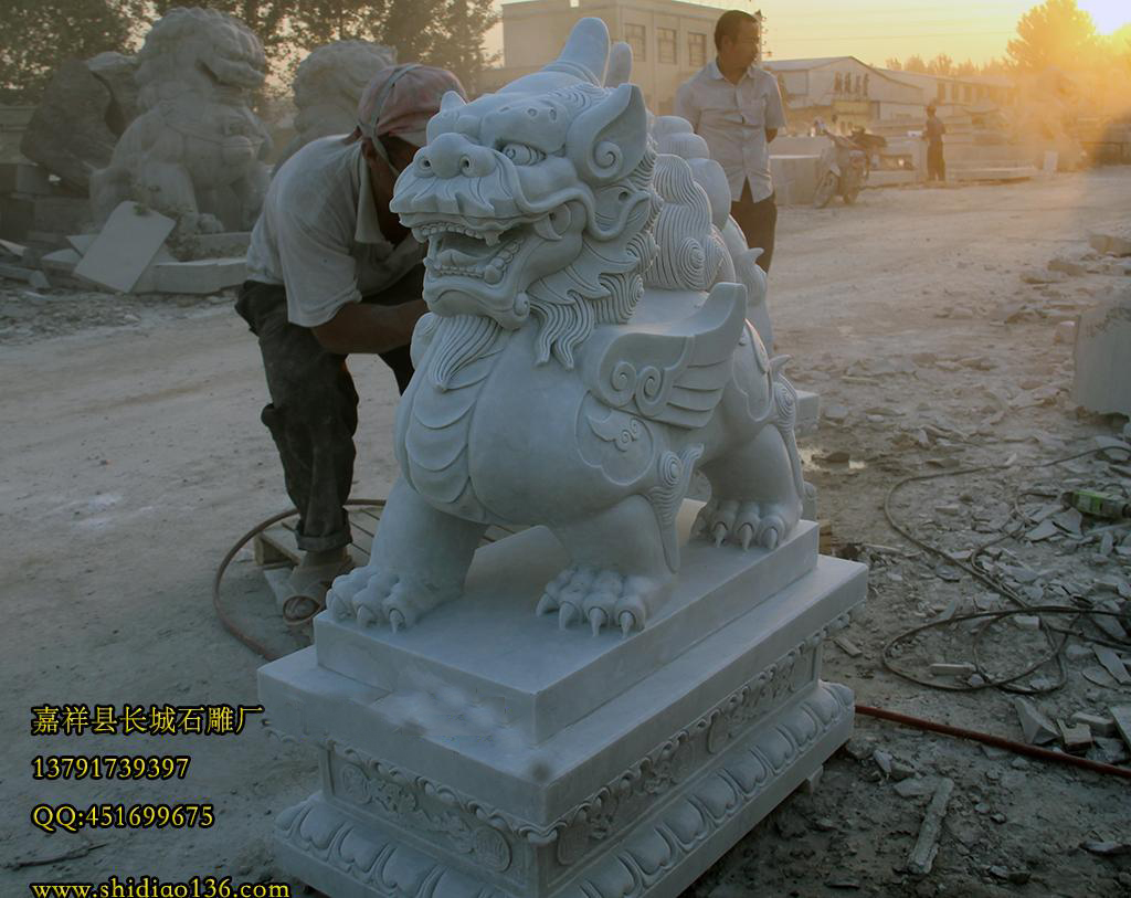 因為貔貅它有著很強的招財?shù)哪芰?，所以在我們建國的時候，把貔貅作為我們國家中央銀行的一個行標、一個吉祥物。在我們國家的中央銀行總部的門前就有著這樣一個用石頭雕刻的貔貅，讓它招財進寶。