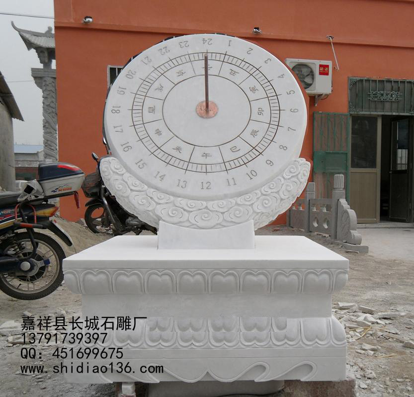 從古代延伸到現(xiàn)代，日晷雕刻的用途也從原本的計時性質，慢慢的多了觀賞的藝術價值。長城石雕出品的日晷雕刻，就是計時和觀賞價值都非常高的藝術品，在游覽碼頭、公園等景點位置，都能看到一個個古典藝術的日晷裝飾了我們的生活！