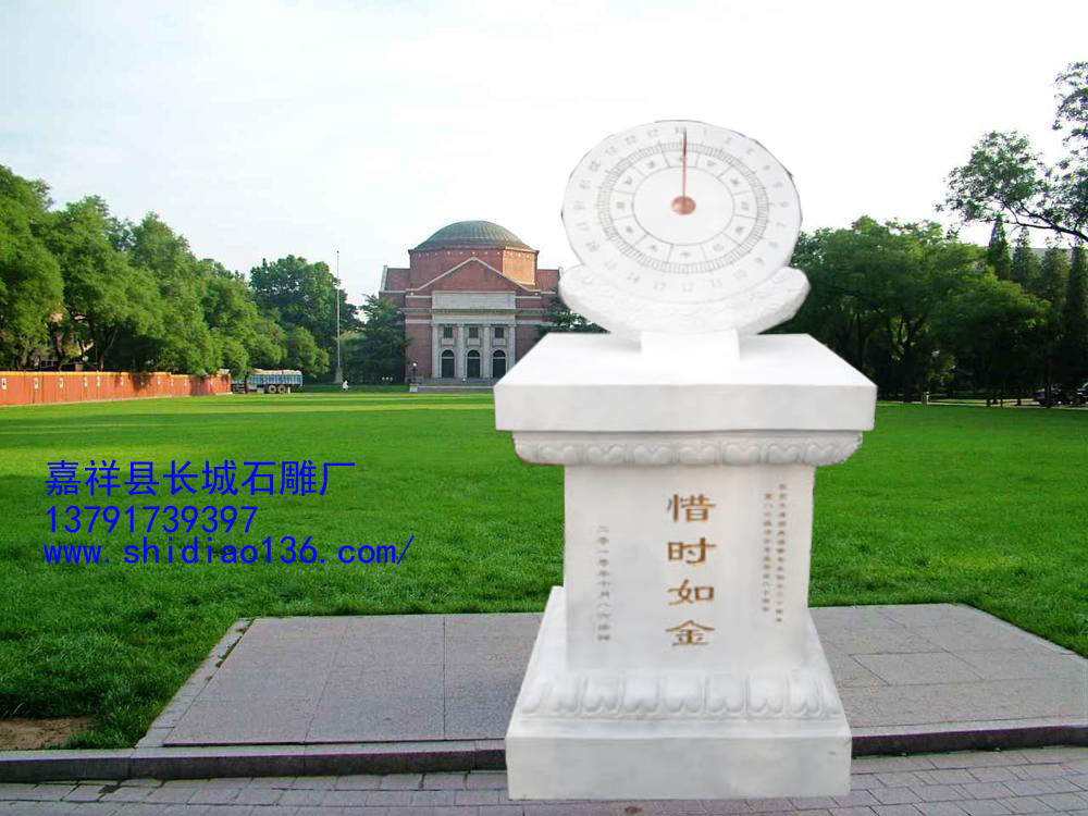 漢白玉日晷在古代亦有與日月同行之謂，是皇權(quán)的象征，取其與時俱進之意，玉既為天下至美之物，也是極具價值的藝術(shù)珍藏品。