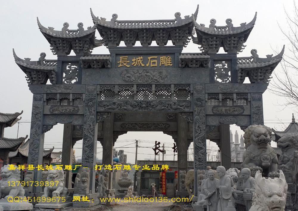 這是我廠前面擺放的石雕牌坊樣品，這座牌坊的工藝在全國都是數(shù)一數(shù)二的。